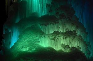 grande blocchi di ghiaccio congelato cascata o caverna sfondo foto