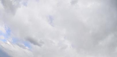 un' blu cielo con molte di bianca nuvole di diverso taglie. fisheye foto