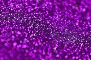 viola decorativo paillettes. sfondo Immagine con brillante bokeh luci a partire dal piccolo elementi foto