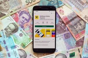 ternopil, Ucraina - aprile 24, 2022 raiffeisen bancario App su smartphone schermo. raiffeisen è importante commerciale banca nel Ucraina foto