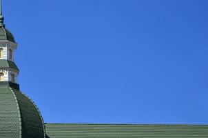 completato Perfetto alta qualità coperture opera a partire dal metallo copertura. il cupola di un' poliedrico forma con un' guglia è coperto con verde metallo piastrelle foto