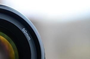frammento di un' ritratto lente per un' moderno slr telecamera. un' fotografia di un' ad ampia apertura lente con un' focale lunghezza di 50mm foto