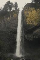 cascata sulla montagna rocciosa foto