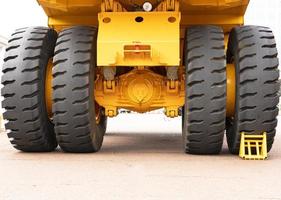 giallo cuneo, ruota cuneo, sotto il ruota di un' estrazione camion. freno scarpa. sicurezza ingegneria. foto