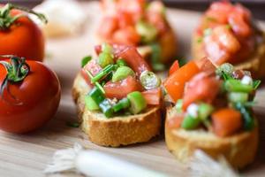 Bruschetta vegetariana tradizionale fresca foto