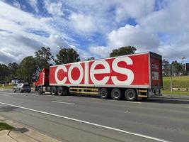 coles supermercato bandiera logo su il carico camion. foto