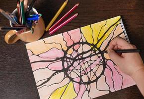 nero marcatore penna su un' multicolore disegno a partire dal neurografico Linee. neurografica come un' psicologico tecnica foto