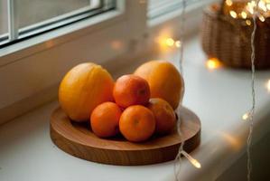mandarini su di legno piatti foto