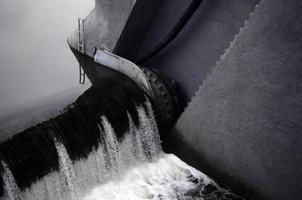 un' immagine di il fluente acqua. il diga è progettato per regolare il acqua livello nel fiumi entro il città e per fornire tecnico acqua per industriale oggetti foto