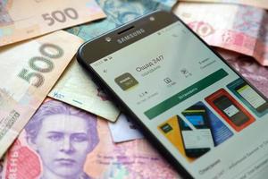 ternopil, Ucraina - aprile 24, 2022 banca di oschad bancario App su smartphone schermo. banca di oschad è importante commerciale banca nel Ucraina foto