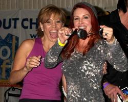 los angeles, nov 20 - forbes riley, Gretchen bonaduce a il collegato S celebrità regalo suite festeggiare il 2010 americano musica premi a Ben aquilone studi su novembre 20, 2010 nel los angeles, circa foto