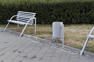 un' spazzatura ferro cestino su il strada nel il città nel estate. foto