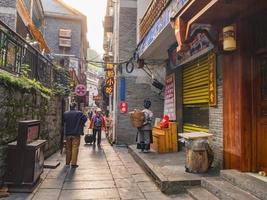 fenghuang,hunan.cina-17 ottobre 2018.turistico a piedi nel vicolo edificio quartiere di fenghuang antico città.fenice antico cittadina o fenghuang contea è un' contea di hunan Provincia, Cina foto