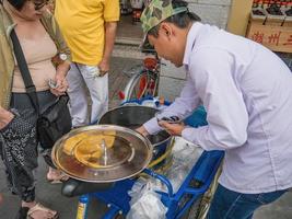 chaozhou.china-02 aprile 2018.sconosciuto Cinese persone vendita tradizionale nero gelatina o erba gelatina su il strada a vecchio cittadina quartiere a chaozhou città guangdong Provincia Cina. foto