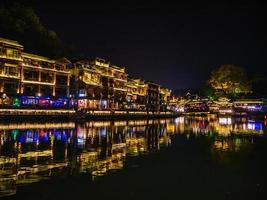 scenario Visualizza nel il notte di fenghuang vecchio cittadina .Fenice antico cittadina o fenghuang contea è un' contea di hunan Provincia, Cina foto