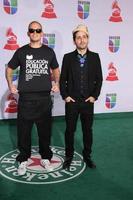 los angeles, nov 10 - rene perez joglare alias residente, eduardo cabra martonez alias visitante, calle 13 arriva a il 12 ° annuale latino grammy premi a mandalay baia su novembre 10, 2011 nel las Las Vegas, nv foto