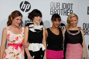 los angeles, ago 16 - Caterina ahah, zooey deschanel, rashida jones, e Elisabetta banche in arrivo a il nostro idiota fratello prima a cinematografo cupola luce ad arco teatri su agosto 16, 2011 nel los angeles, circa foto