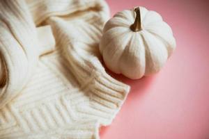 composizione autunnale con maglione bianco e zucca foto