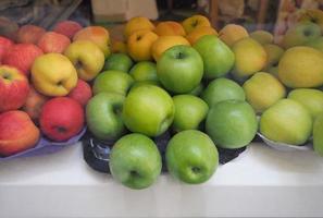 verde rosso e giallo mele frutta foto