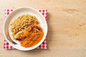 bistecca di pollo alla griglia con salsa al curry rosso e riso foto