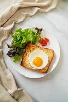pane tostato con formaggio e uovo al tegamino