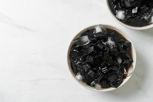 gelatina di erba nera con ghiaccio foto