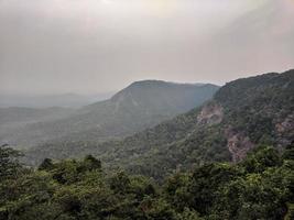 veduta aerea delle montagne foto