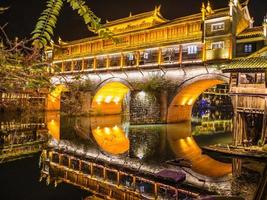 scenario Visualizza nel il notte di fenghuang vecchio cittadina .Fenice antico cittadina o fenghuang contea è un' contea di hunan Provincia, Cina foto