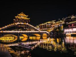 scenario Visualizza nel il notte di fenghuang vecchio cittadina .Fenice antico cittadina o fenghuang contea è un' contea di hunan Provincia, Cina foto