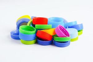 plastica bottiglia caps colorato per riciclare su bianca sfondo. foto