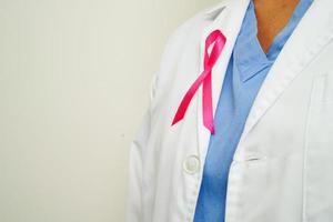 asiatico donna medico con rosa nastro, mondo Seno cancro giorno a ottobre. foto