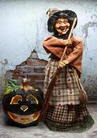 Halloween strega nel decorato vestito Tenere un' di legno scopa. trucco o trattare. contento Halloween. foto