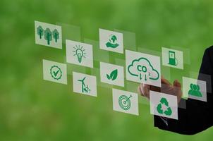 organizzazioni o aziende sviluppano uno schermo virtuale aziendale di credito di carbonio. ridurre le emissioni di co2. concetto di sviluppo aziendale sostenibile. foto