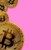 molti bitcoin dorati con spazio di copia. concetto di mining di criptovaluta foto