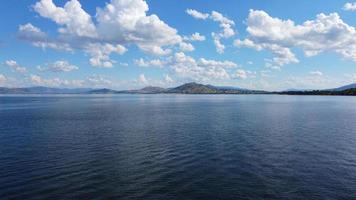 il nuvoloso cielo con buio blu acqua di il Murray fiume ns. foto