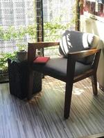 poltrona, sedia, individuale divano, solido naturale legna struttura, posto a sedere e indietro nel tessuto foto