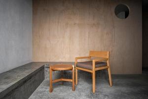 lato tavolo è terrazzo superiore e legna base, solido legna o legno duro sedia foto