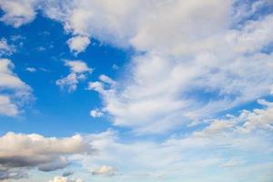 cielo blu e nuvole foto