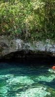 cenote, Messico. bello cenote nel yucatan peninsulla con trasparente acque e sospeso radici. chichen itza, centrale America. foto