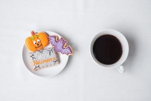 tazza di caffè caldo con divertenti biscotti di halloween. buon giorno di halloween, trucco o minaccia, ciao ottobre, autunno autunno, tradizionale, festa e concetto di vacanza foto