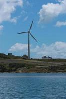 turbina eolica vicino al lago