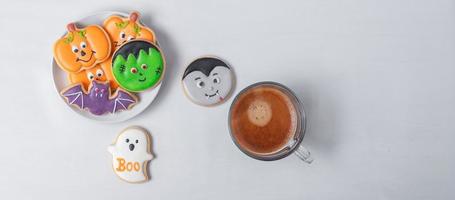 caffè espresso caldo o tazza di cioccolato con divertenti biscotti di halloween. buon giorno di halloween, trucco o minaccia, ciao ottobre, autunno autunno, tradizionale, festa e concetto di vacanza foto