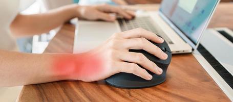 donna mano utilizzando computer ergonomico topo, prevenzione polso dolore perché Lavorando lungo volta. de quervain S tenosinovite, intersezione sintomo, carpale tunnel sindrome o ufficio sindrome concetto foto