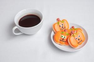 tazza di caffè caldo con divertenti biscotti di halloween. buon giorno di halloween, trucco o minaccia, ciao ottobre, autunno autunno, tradizionale, festa e concetto di vacanza foto