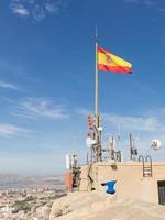 bandiera spagnola sul castello di santa barbara