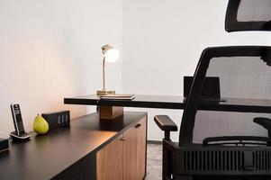 moderno progettista scrivania per ufficio, attività commerciale e creativo spazi, di legno scrivania nel nero colore con Conservazione cassetti. foto