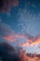 drammatico notte cielo, con Luna e sole bagnarsi il nuvole con luce, lungo esposizione sparo, arancia e blu colori, Messico foto