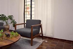 poltrona, sedia, individuale divano, solido naturale legna struttura, posto a sedere e indietro nel tessuto foto