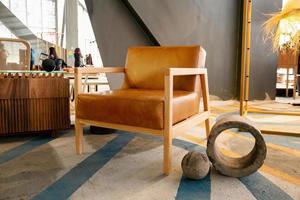 poltrona, sedia, individuale divano, solido naturale legna struttura, posto a sedere e indietro nel naturale pelle foto
