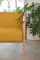 accogliente scandinavo stile e moderno design a casa. solido Di legno, legno duro e tessuto sedia foto